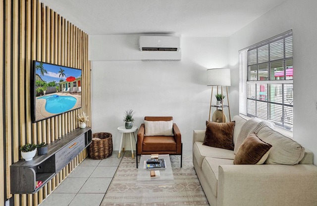Bimini House-Villa Rojas with Pool and Netflix Minutes from Downtown