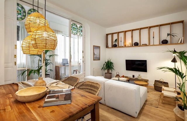 Bingin - 3 bedrooms and balcony in Eixample Dreta