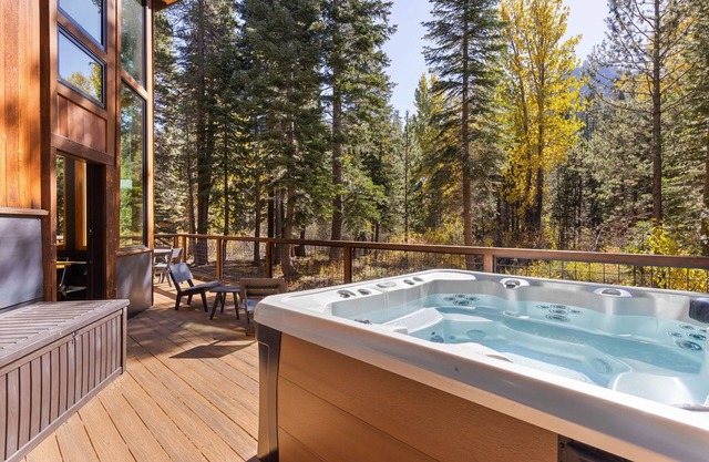 Birchwood - Remodeled 3 BR- Wood Fireplace- Private Hot Tub- Ski Shuttle