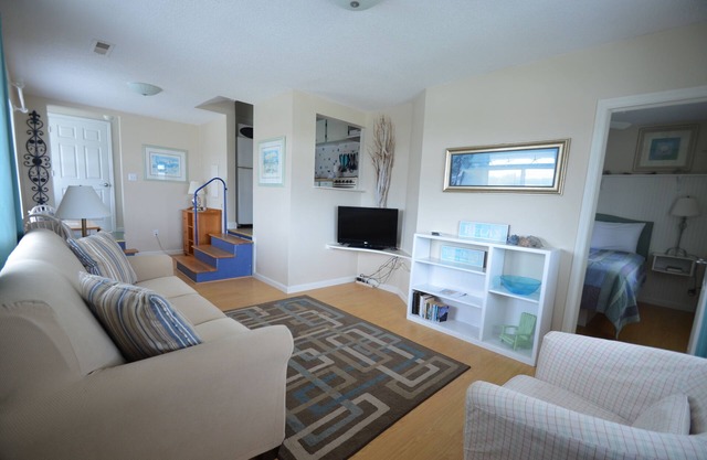 "Vista de pájaro" 1Br / 1Ba, 2nd Fl, terraza con vista a la piscina, se admiten perros