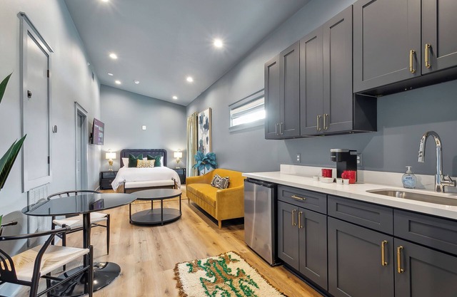 "Birds of Orleans"-Queen Suite with Kitchenette at Faubourg Orleans