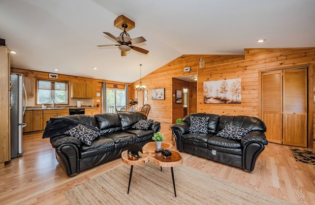 Cozy 4-Season Cottage w/ Hot Tub