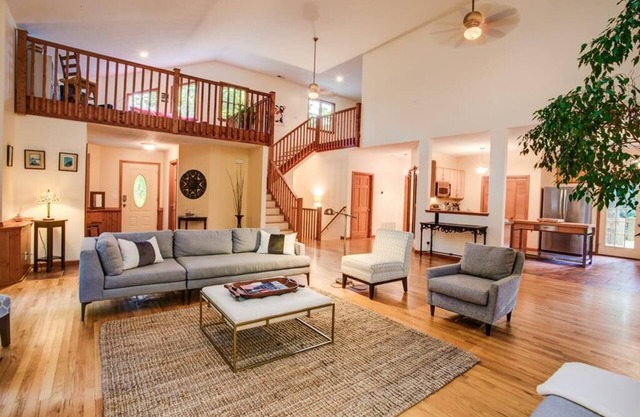 Blackberry Lodge - Una lujosa cabina contemporánea de Asheville con bañera de hidromasaje y sala de juegos