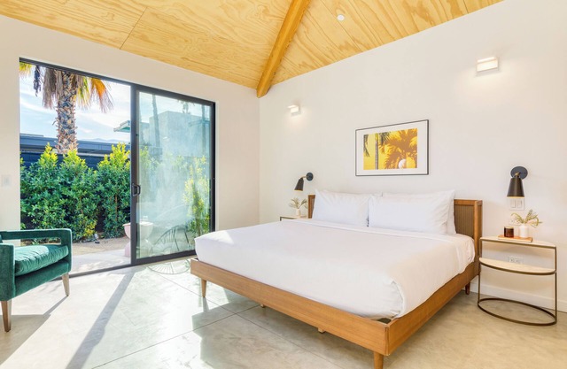 Blackhaus A1 by AvantStay | Modern Room + Pool