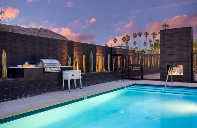Blackhaus D Suite by AvantStay | Modern Spaces