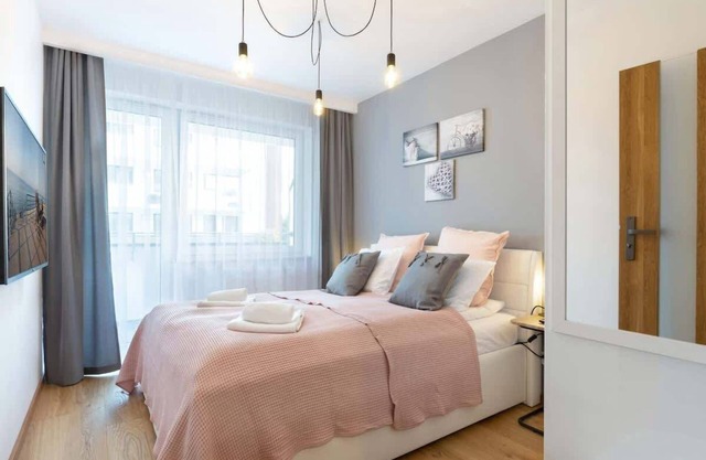 Apartamento Blizej Morza 14/10 con dormitorio y balcón.