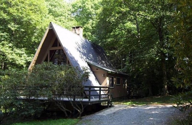 Soplar la cabina de la roca en la relajante corriente de montaña