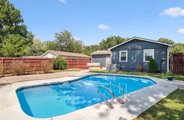 Blue Cedar Poolside Retreat: 3-bedroom home in Broken Arrow with full amenities