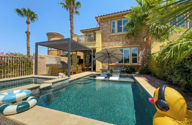 Coachella Stagecoach villa con muelle privado y vistas a la montaña - Capacidad para 11 personas más
