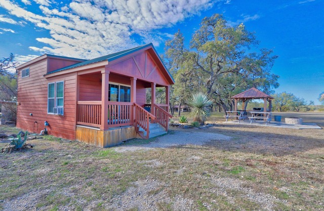 Blue Hole Cabin - Minutes from Jacob's Well!