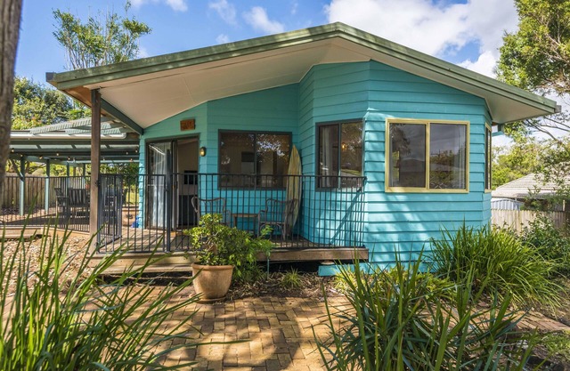 Blue House Surf Shack - Pet Friendly - Pet Friendly Authentic Beach House
