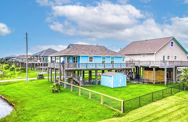 Blue Seagull: 2 BR, 2 BA House in Crystal Beach, Sleeps 7