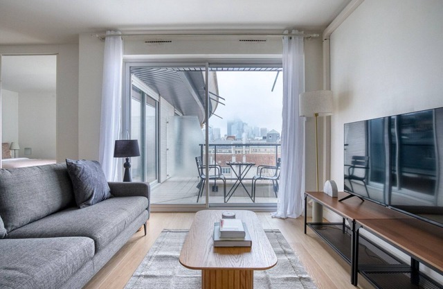 Blueground | Neuilly balcony, nr offices & shops
