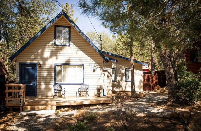 BlueJay Chalet - Cozy Modern Cabin - Sleeps 6!