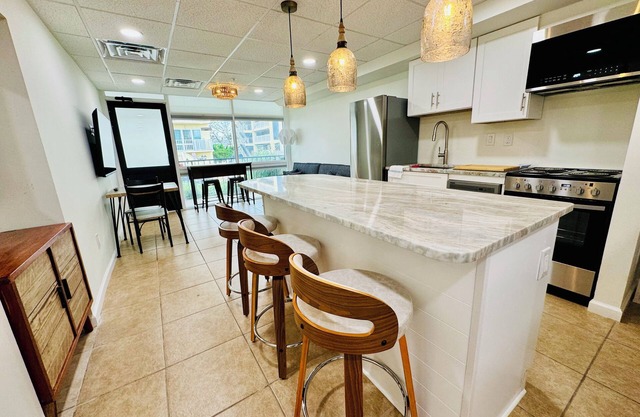 Boardwalk 1-bedroom condo with WiFi and AC on Ocean City MD Beach