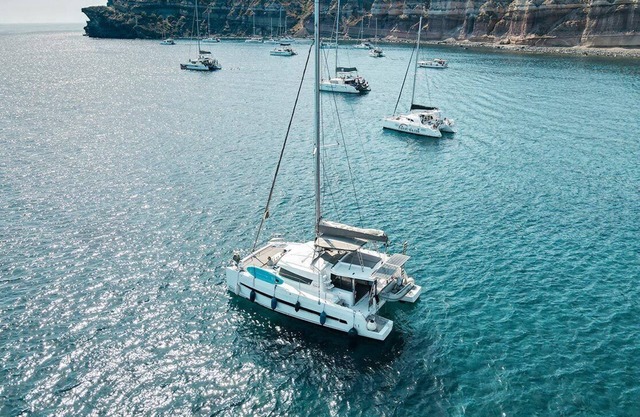 Barco 'Catamarán B-happy Bali' con vistas al mar y aire acondicionado