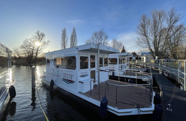 Barco 'Hausboot Edda' con terraza privada y Wi-Fi