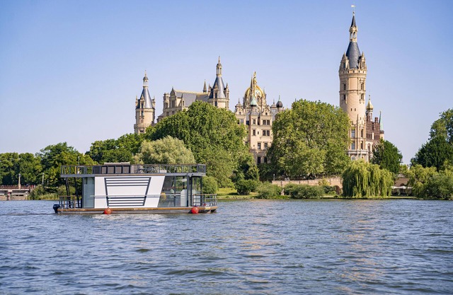 Barco 'Hausboot Explorer' con vistas al lago y terraza privada