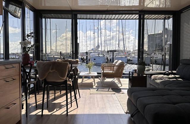 Barco 'Hausboot Mit Motorboot' con vistas al mar, terraza y Wi-Fi