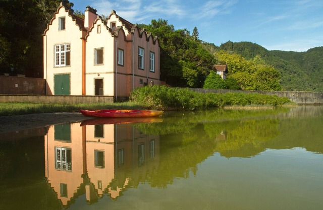 Casa de barco duerme 4 en Furnas orilla de la laguna con canoas y bicicletas