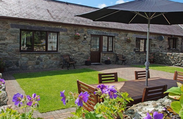 Esta casa de piedra que tiene un hermoso jardín amurallado y se encuentra dentro de 7 acres de campo abierto con