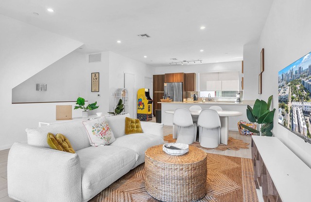 Boho Beach Haven in Downtown FTL 9 minutes to the beach!