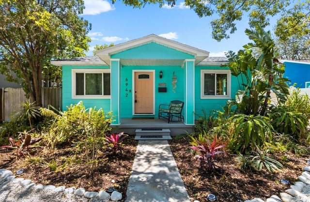 Boho Beach House with Big Backyard 5 mins from Beach