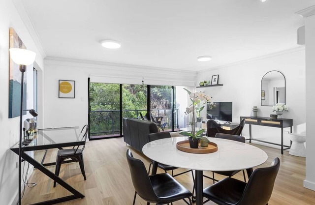 Modern boho-chic 2BR city apartment, stylish, cozy, with full amenities