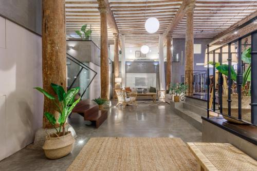 Boho-Chic Loft in a Legendary 17th-Century 'Trap House
