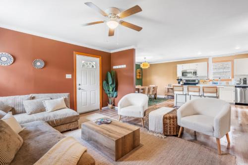 Boho Downtown 5BD Home BBQ Pool Table 5Min to Duke