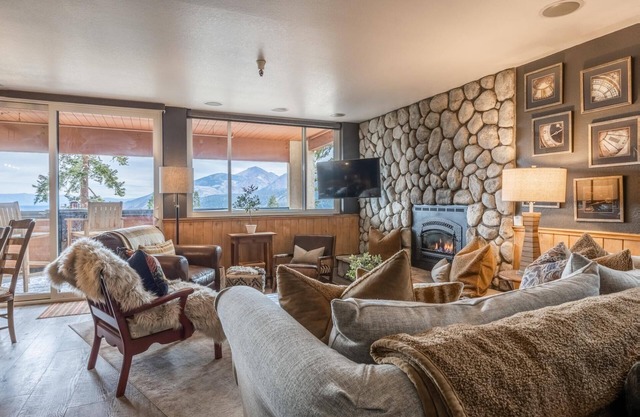 Book a Summer Getaway Today! Ski-in/Ski-out Townhome with Private Hot Tub and Incredible Views!