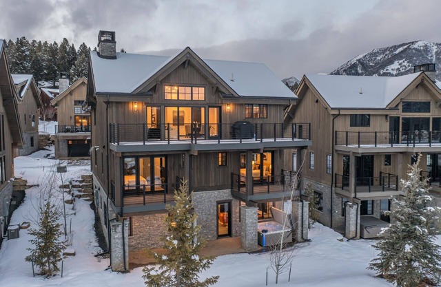 Book a Summer Stay Today! New 5 Bedroom Home in Town Center with Private Hot Tub