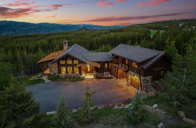 Book a Summer Stay! Chalet with Hot Tub, Fireplace, Guest Suite, and Ping Pong Table!