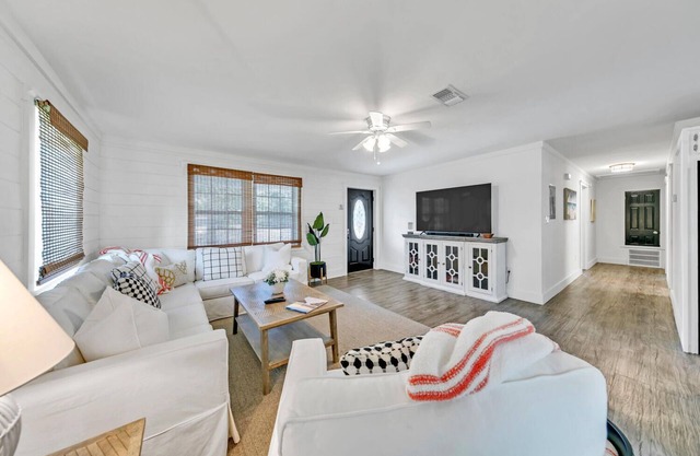 Gorgeous cottage, outdoor space, Gulf place area, close to beaches/Goatfeathers