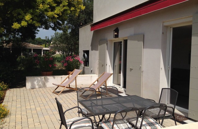 Parte inferior de villa independiente de 60m2, 2 dormitorios, amplia terraza y una pelota de golf