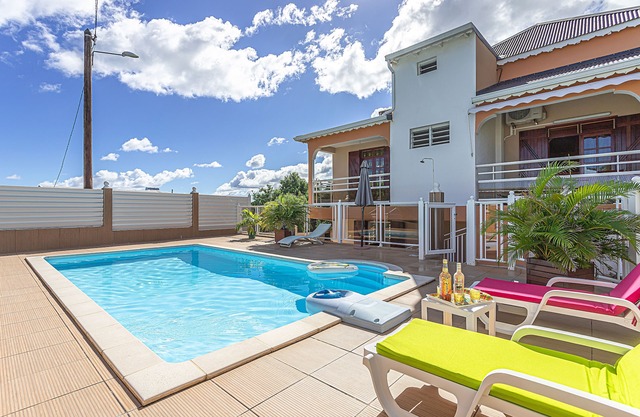 Parte inferior de la villa con piscina