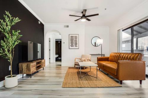 Boulevard Stays 2BR by Stadium Pool Parking Gym 05