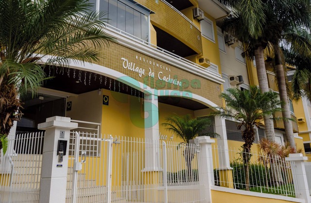 Season in Floripa! Modern and functional, one block from the beach