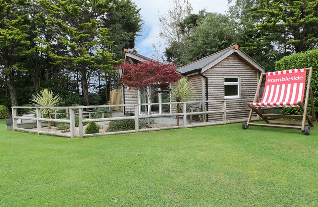 BRAMBLESIDE LODGE, country holiday cottage, with a garden in Truro