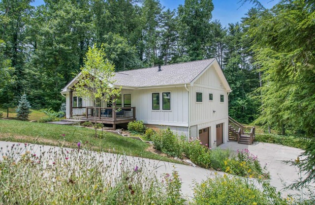 BRAND NEW 10 Min to Downtown and Private HOT TUB and Arcade
