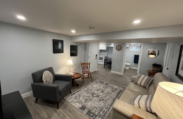 BRAND NEW 2 bed / 1 bath Perfect for travellers and out-of-town professionals
