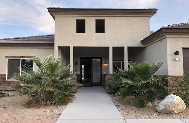 Nuevo 4bd 3br House a solo 7 minutos del centro de Palm Springs. Lic # 016210.