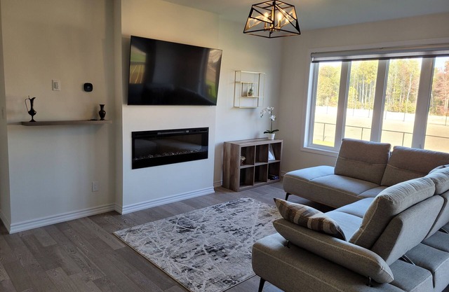 Brand new 5 BR bungalow, 15 minutes to the beach, ski hills, casino, hiking!