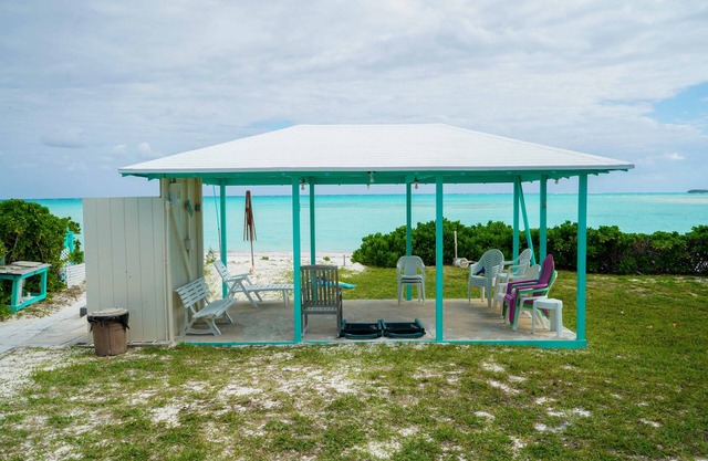 A estrenar, Propiedad de playa frente en Spanish Wells