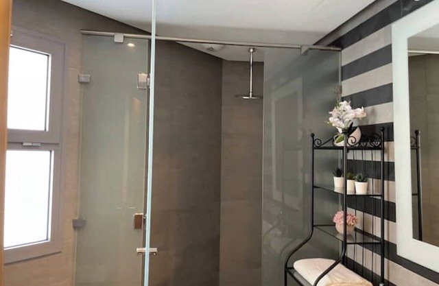 Brand new, elegant and conveniently located in Casa-Marina