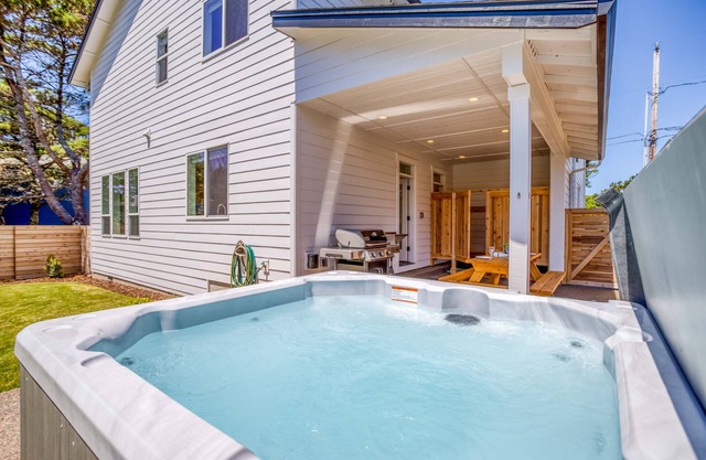 Brand New Home: 3 King Bedrooms, Kids Bonus and Bunk Room, Hot Tub, Near Beach!
