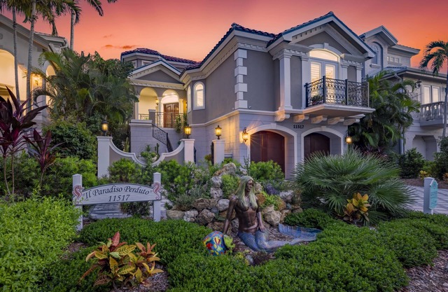Brand New Interior- Central to Captiva Village- Steps to the Gulf-Stunning Pool