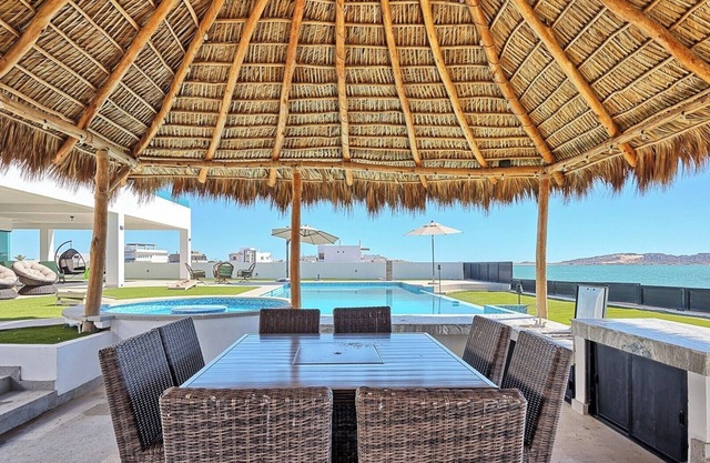 Brand New, Islas del Mar, Palacio de Sriracha