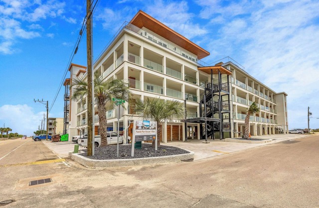 Brand new luxury condo ready for its first guests!!