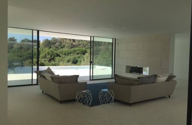 Villa de arquitectura minimalista a estrenar. Increíbles vistas del bosque